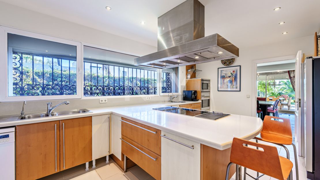 Elegancia frente al mar: villa exclusiva con vistas panorámicas al mar en Paraiso Barronal, Estepona