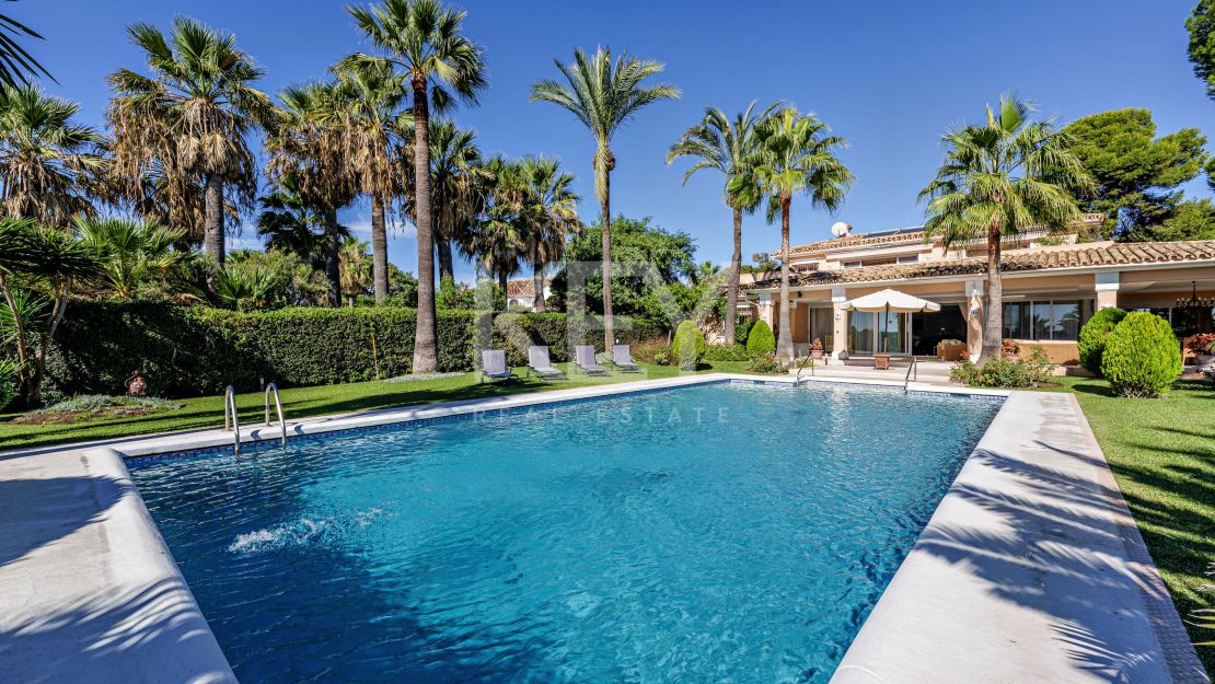 Elegancia frente al mar: villa exclusiva con vistas panorámicas al mar en Paraiso Barronal, Estepona