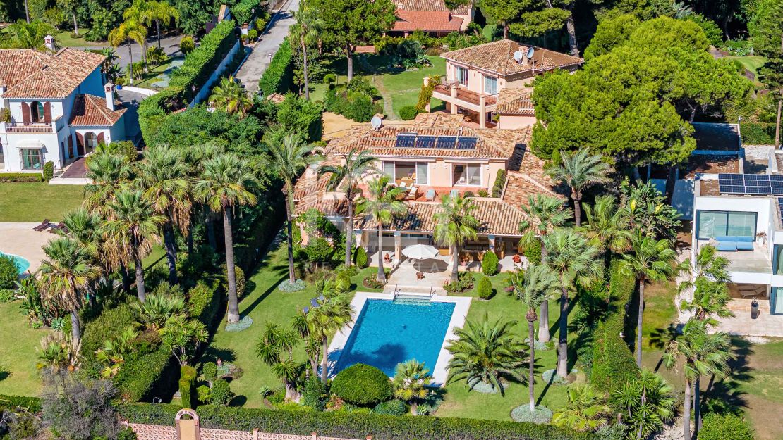 Elegancia frente al mar: villa exclusiva con vistas panorámicas al mar en Paraiso Barronal, Estepona