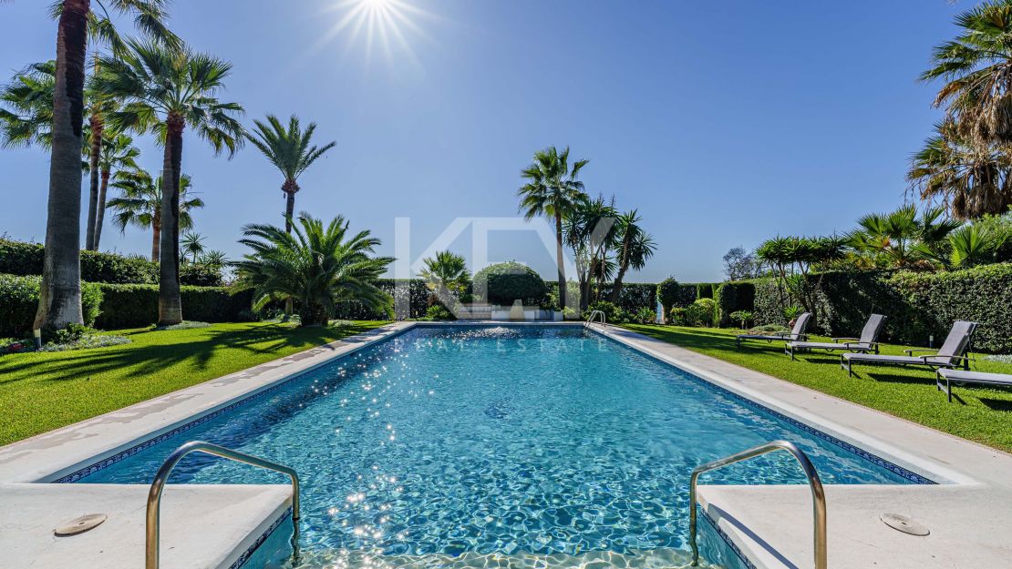 Elegancia frente al mar: villa exclusiva con vistas panorámicas al mar en Paraiso Barronal, Estepona
