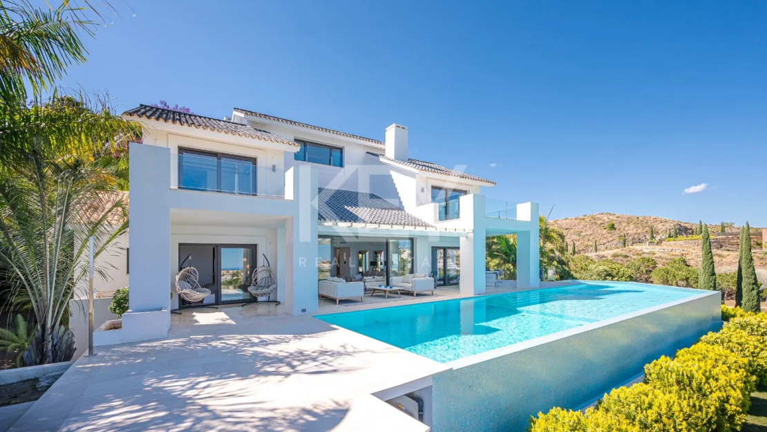 Exquisite frontline golf villa with breathtaking views  in Los Flamingos, Benahavis
