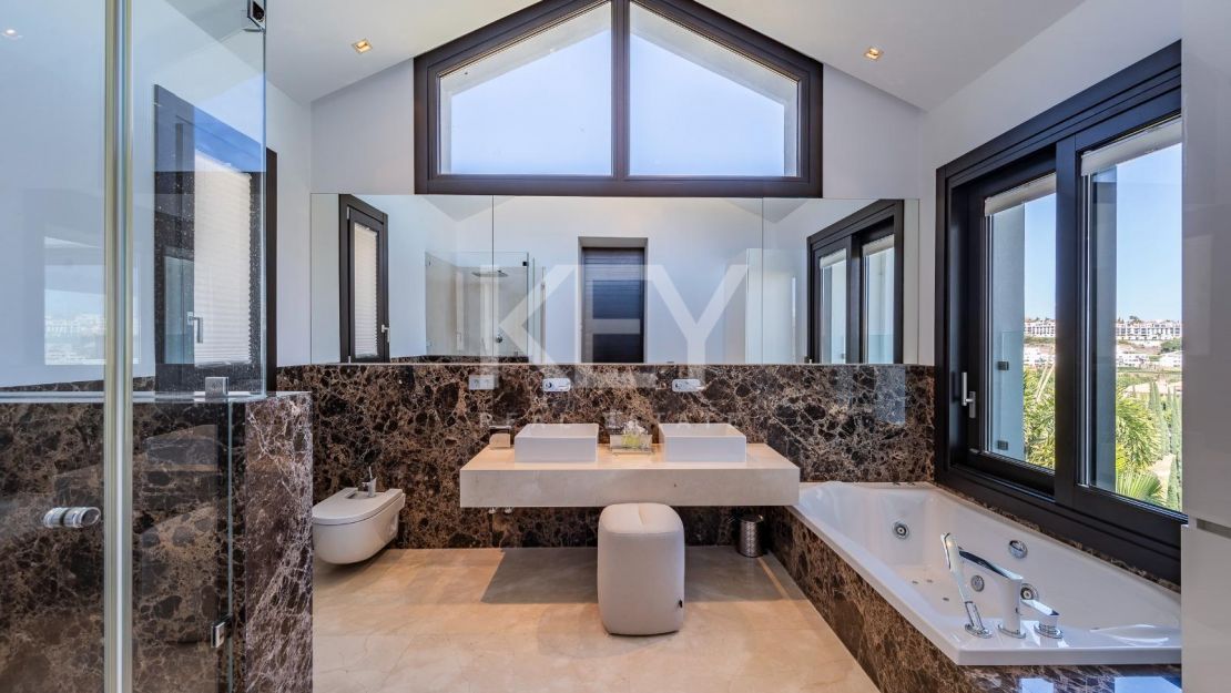 Exquisita villa de golf en primera línea con vistas impresionantes en Los Flamingos, Benahavís