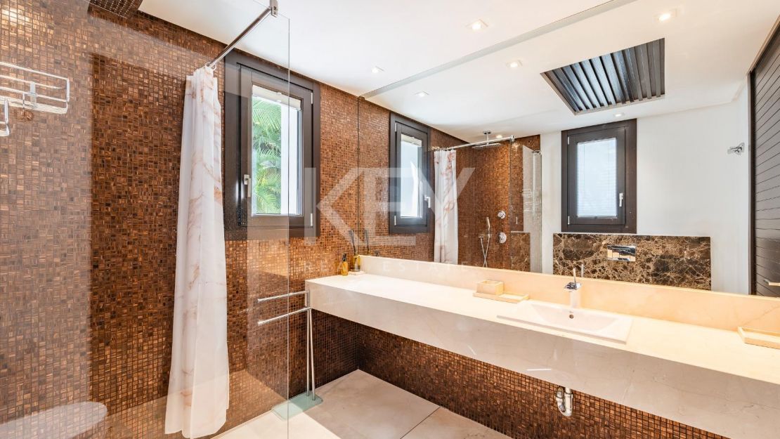 Exquisita villa de golf en primera línea con vistas impresionantes en Los Flamingos, Benahavís