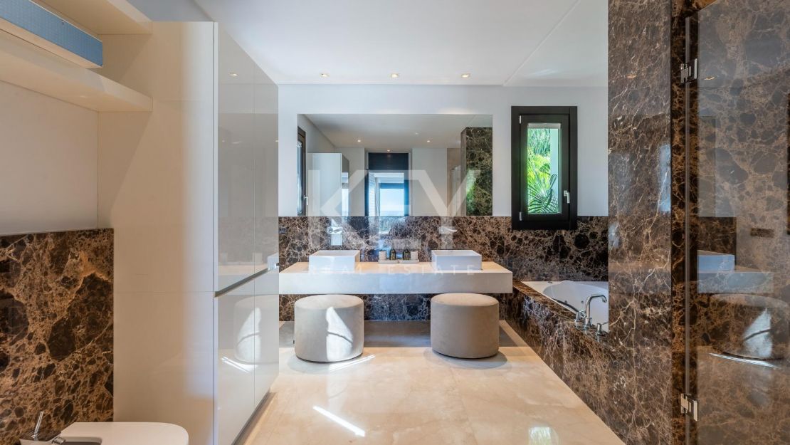 Exquisita villa de golf en primera línea con vistas impresionantes en Los Flamingos, Benahavís