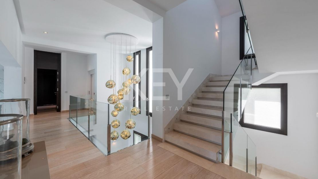 Exquisita villa de golf en primera línea con vistas impresionantes en Los Flamingos, Benahavís