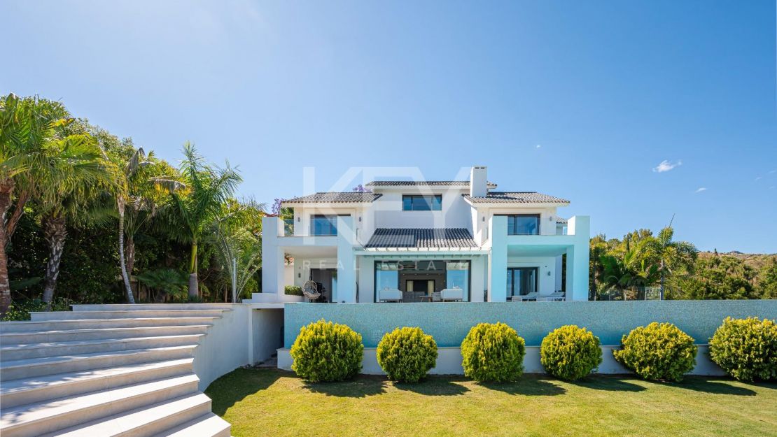 Exquisite frontline golf villa with breathtaking views  in Los Flamingos, Benahavis