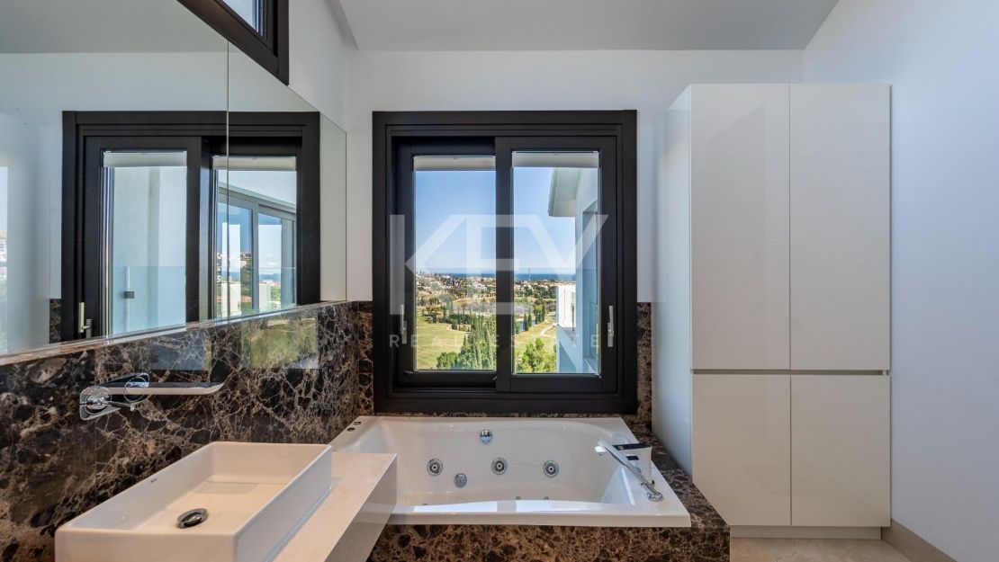 Exquisita villa de golf en primera línea con vistas impresionantes en Los Flamingos, Benahavís