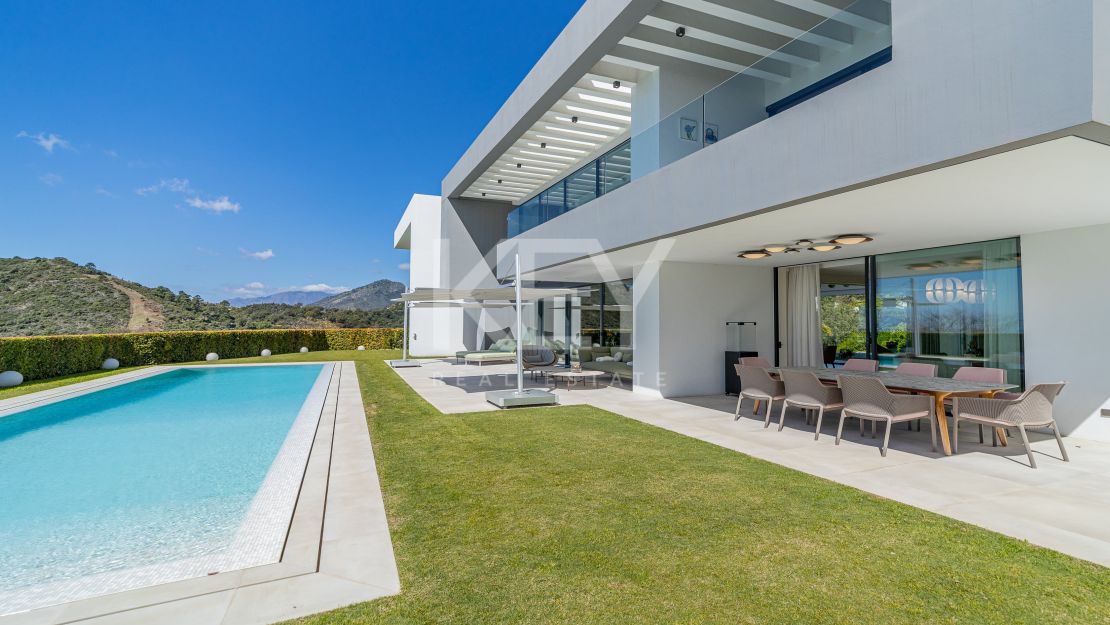 Villa de golf en primera línea con vistas panorámicas al mar y a la montaña en Los Arqueros, Benahavís