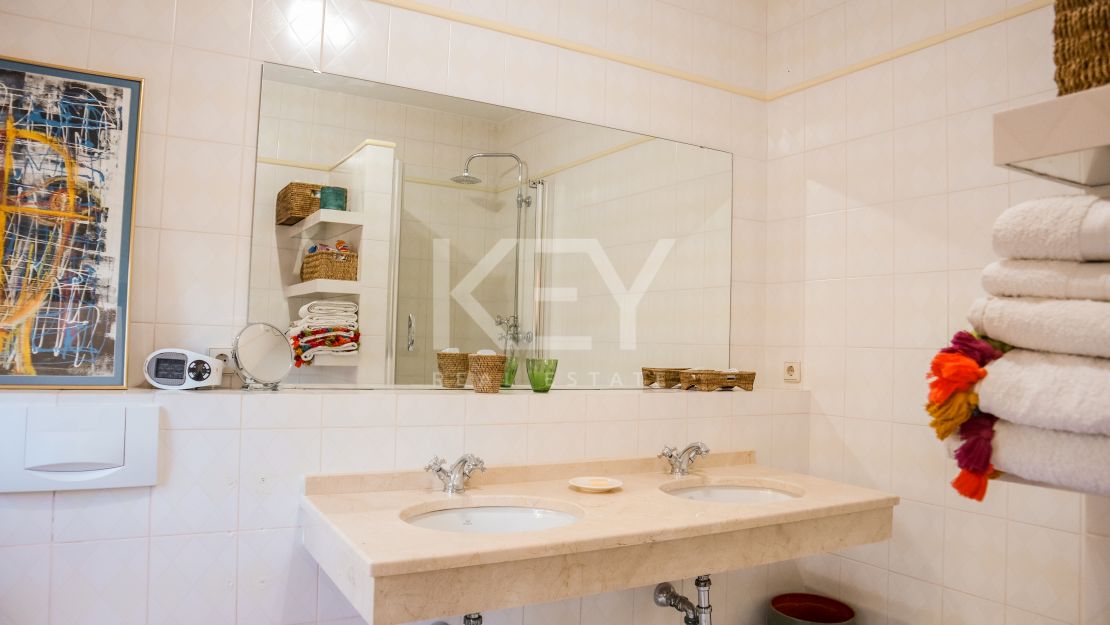 Elegante villa de 5 dormitorios con interiores espaciosos en Benahavís