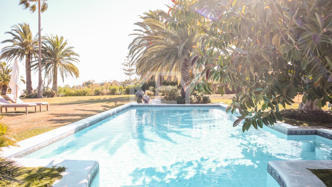 Elegante villa de 5 dormitorios con interiores espaciosos en Benahavís