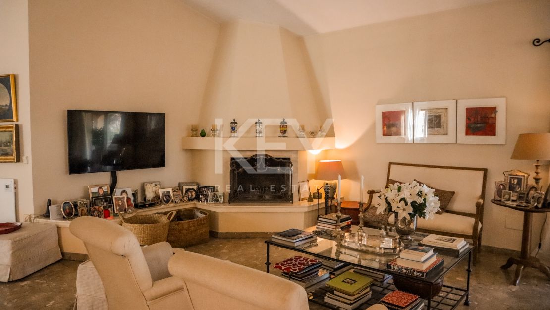 Elegante villa de 5 dormitorios con interiores espaciosos en Benahavís