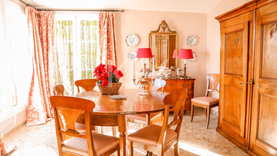 Elegante villa de 5 dormitorios con interiores espaciosos en Benahavís