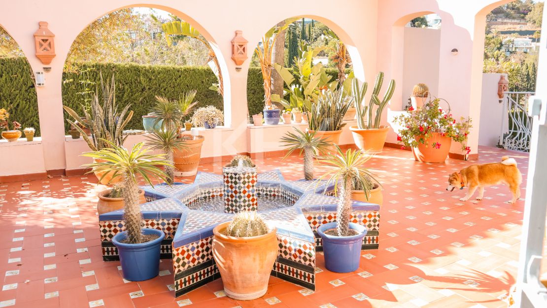 Elegante villa de 5 dormitorios con interiores espaciosos en Benahavís