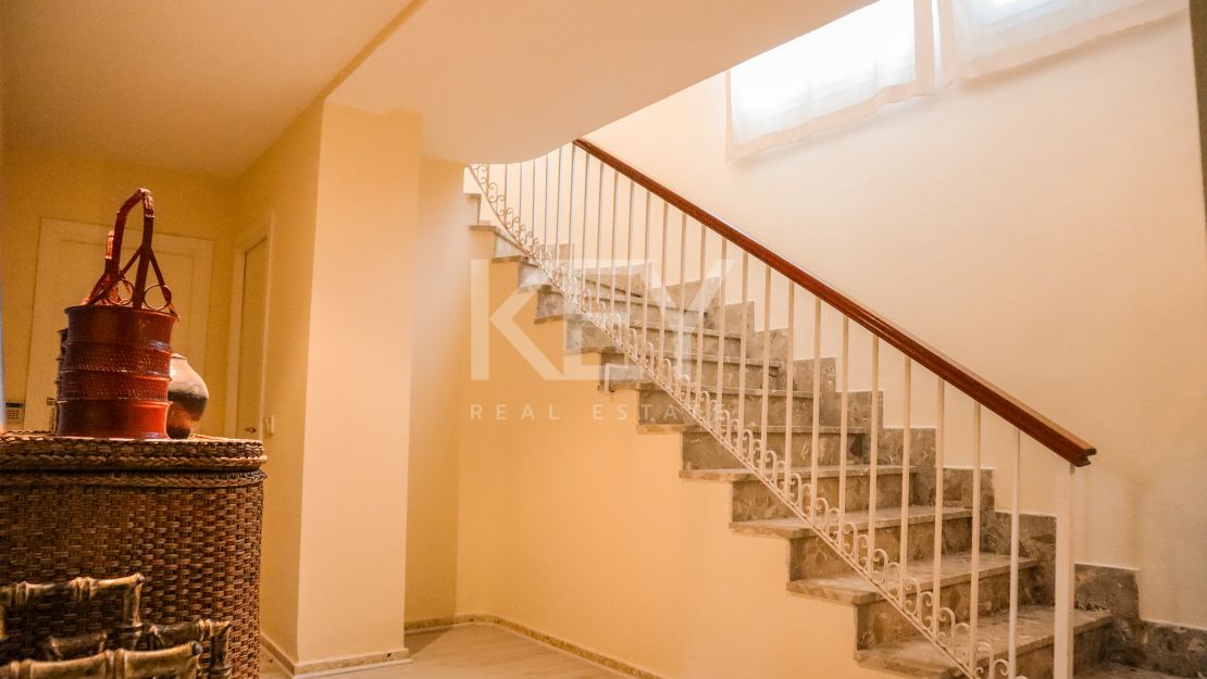 Elegante villa de 5 dormitorios con interiores espaciosos en Benahavís