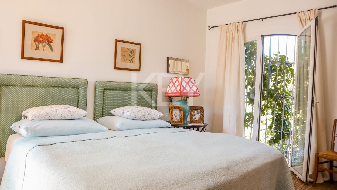 Elegante villa de 5 dormitorios con interiores espaciosos en Benahavís