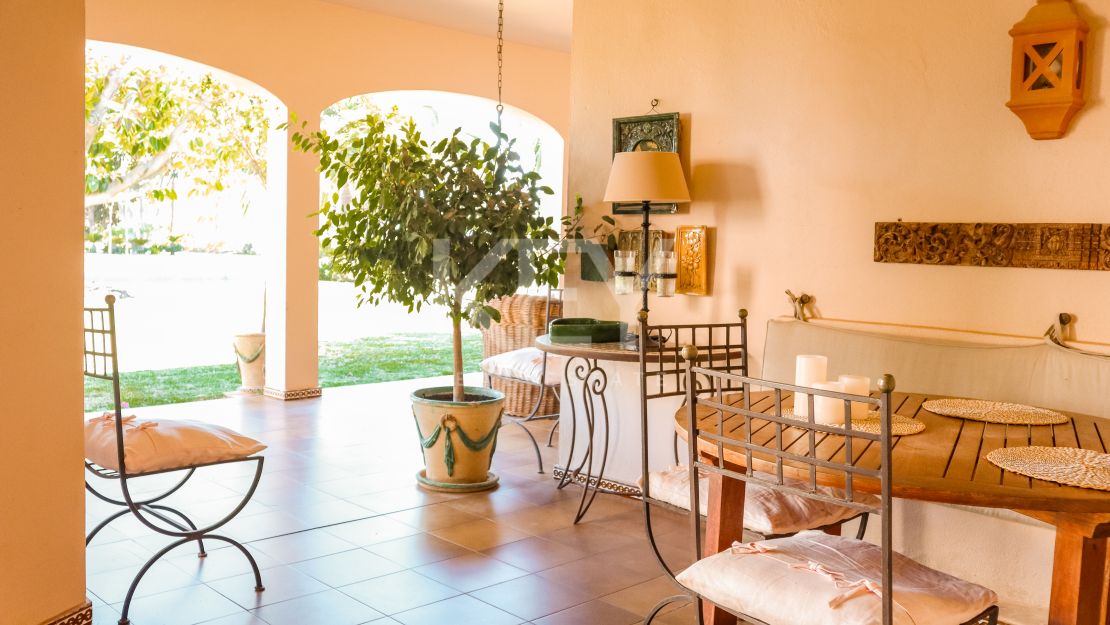 Elegante villa de 5 dormitorios con interiores espaciosos en Benahavís