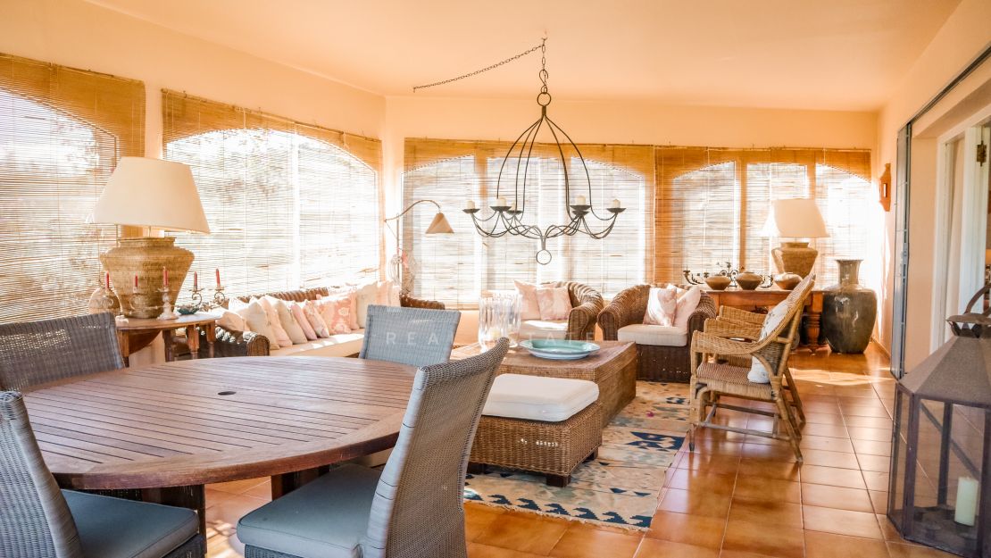 Elegante villa de 5 dormitorios con interiores espaciosos en Benahavís