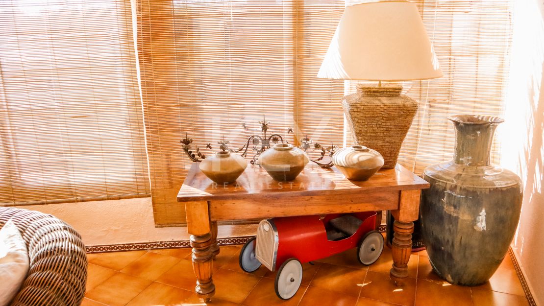 Elegante villa de 5 dormitorios con interiores espaciosos en Benahavís