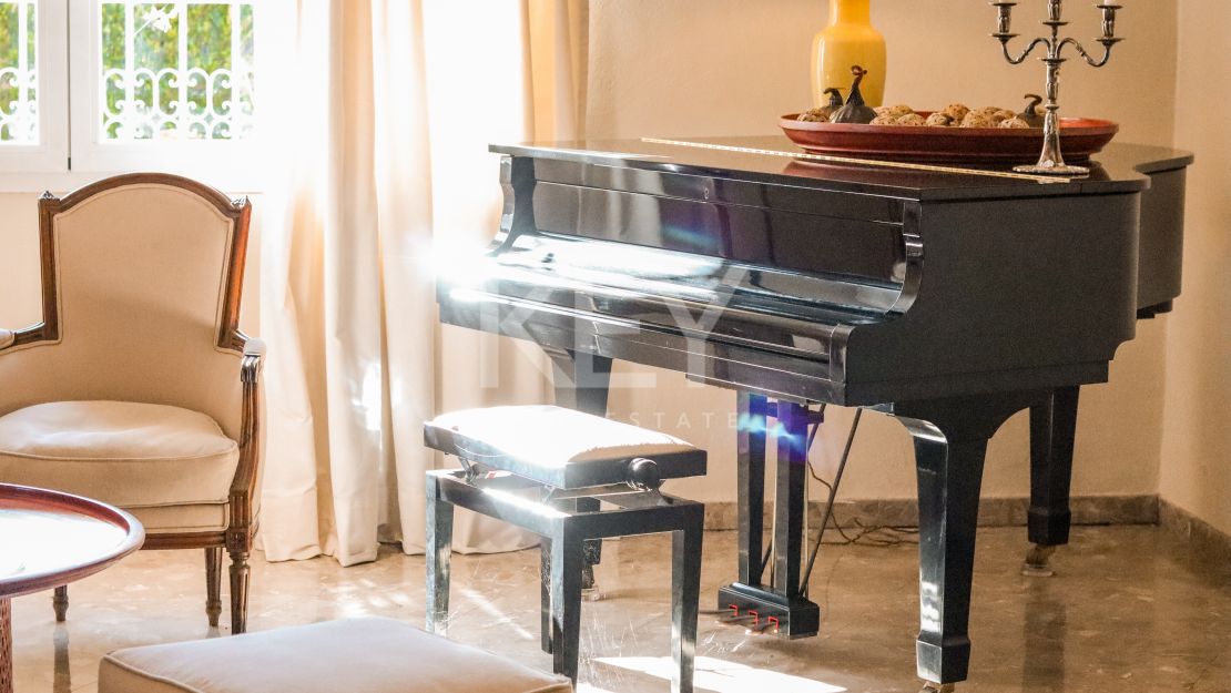 Elegante villa de 5 dormitorios con interiores espaciosos en Benahavís