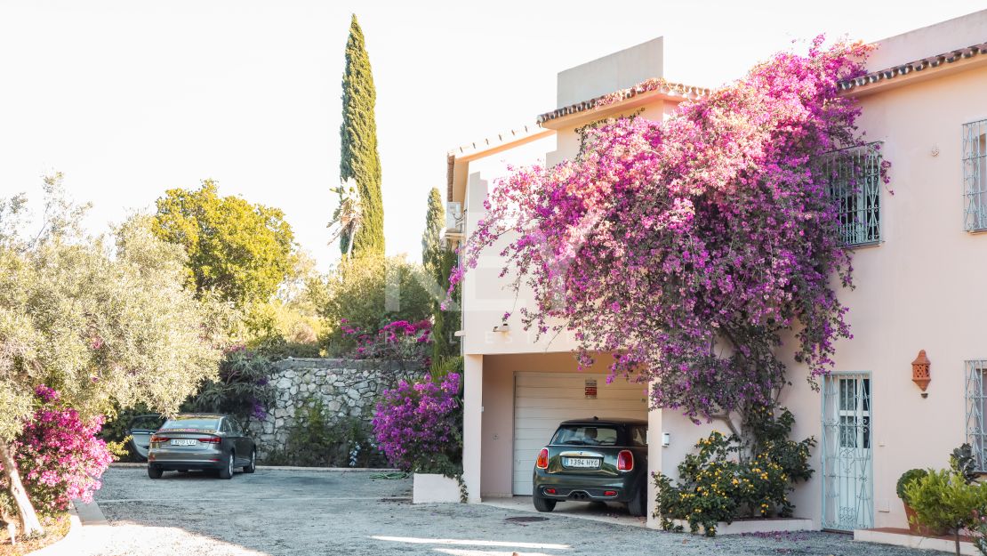 Elegante villa de 5 dormitorios con interiores espaciosos en Benahavís