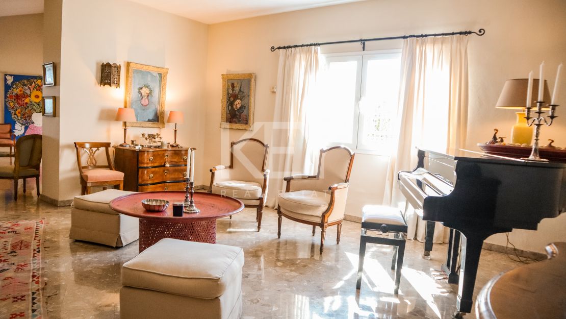 Elegante villa de 5 dormitorios con interiores espaciosos en Benahavís