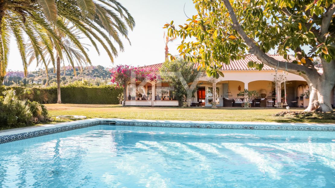 Elegante villa de 5 dormitorios con interiores espaciosos en Benahavís