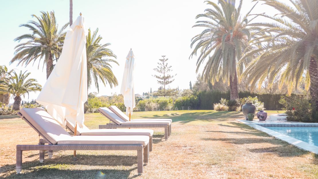 Elegante villa de 5 dormitorios con interiores espaciosos en Benahavís