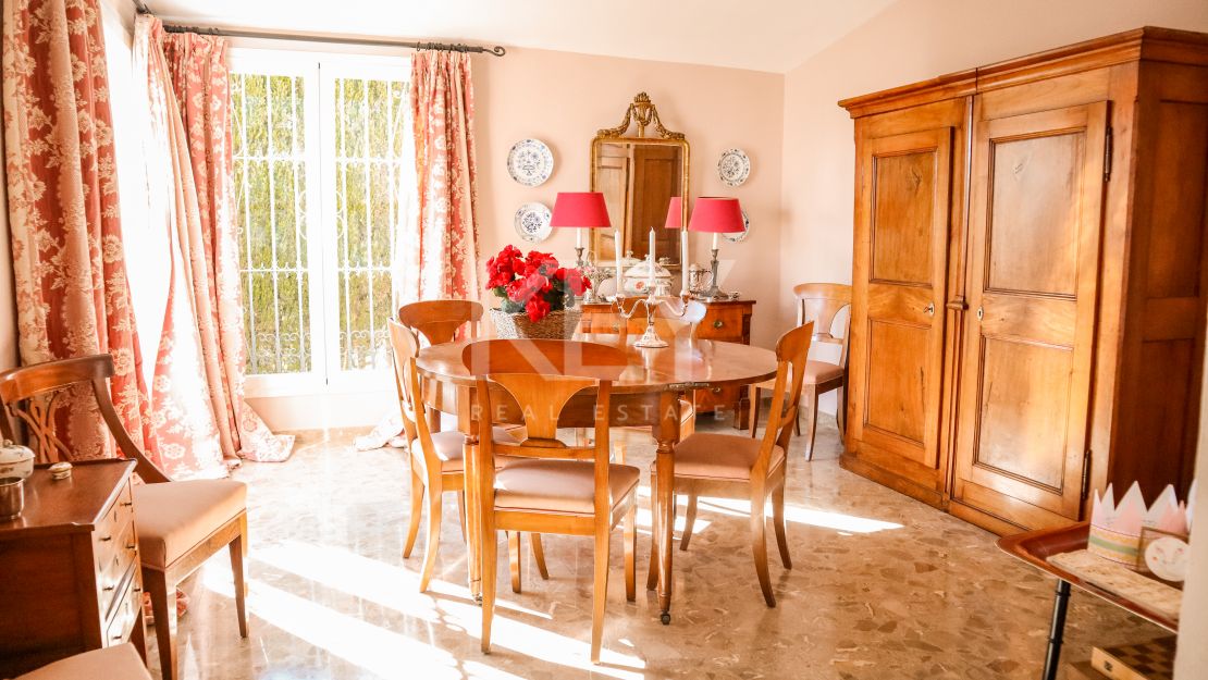 Elegante villa de 5 dormitorios con interiores espaciosos en Benahavís