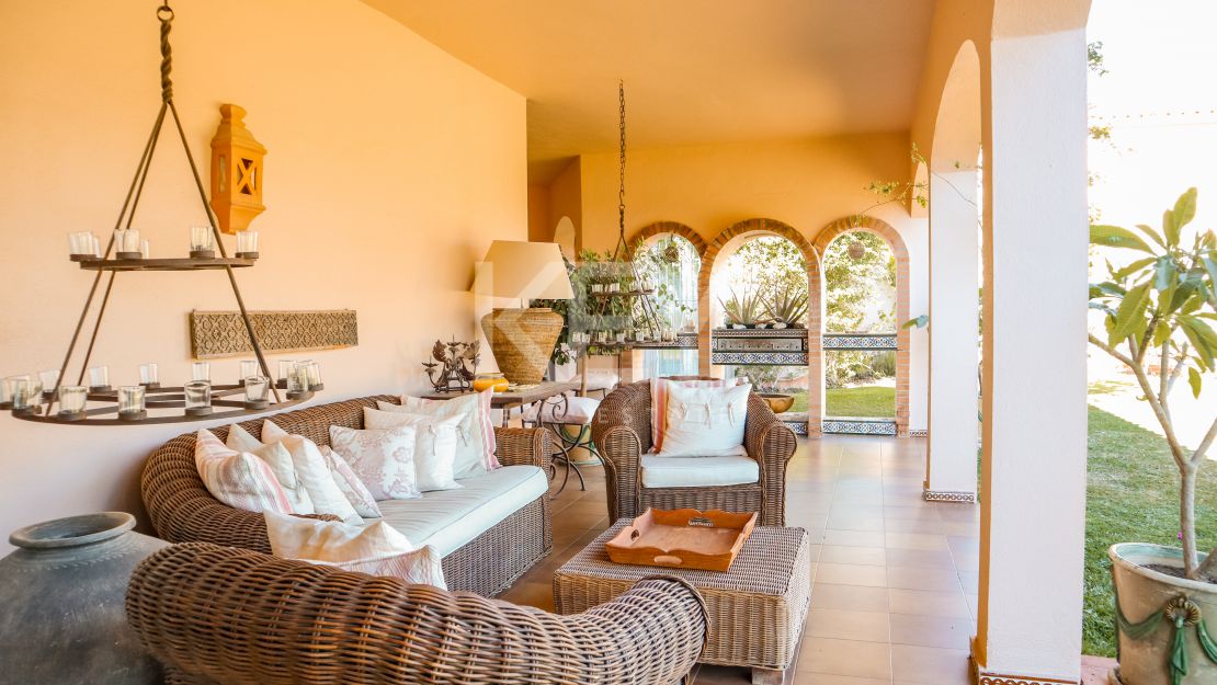 Elegante villa de 5 dormitorios con interiores espaciosos en Benahavís