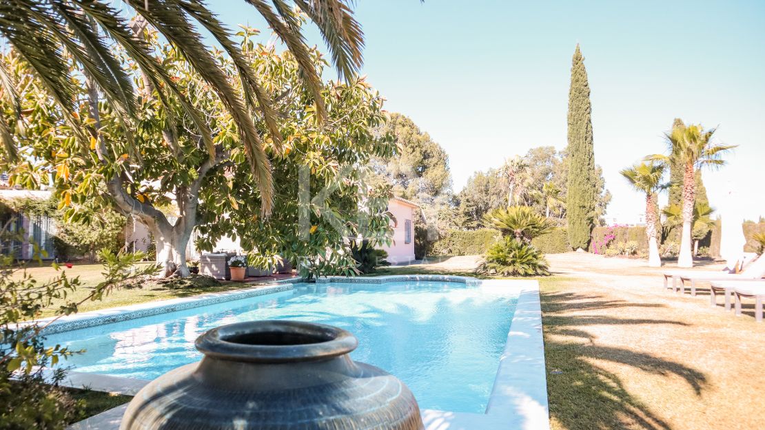 Elegante villa de 5 dormitorios con interiores espaciosos en Benahavís