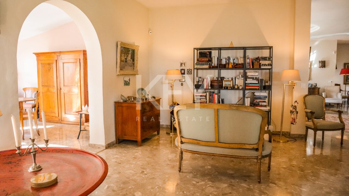 Elegante villa de 5 dormitorios con interiores espaciosos en Benahavís