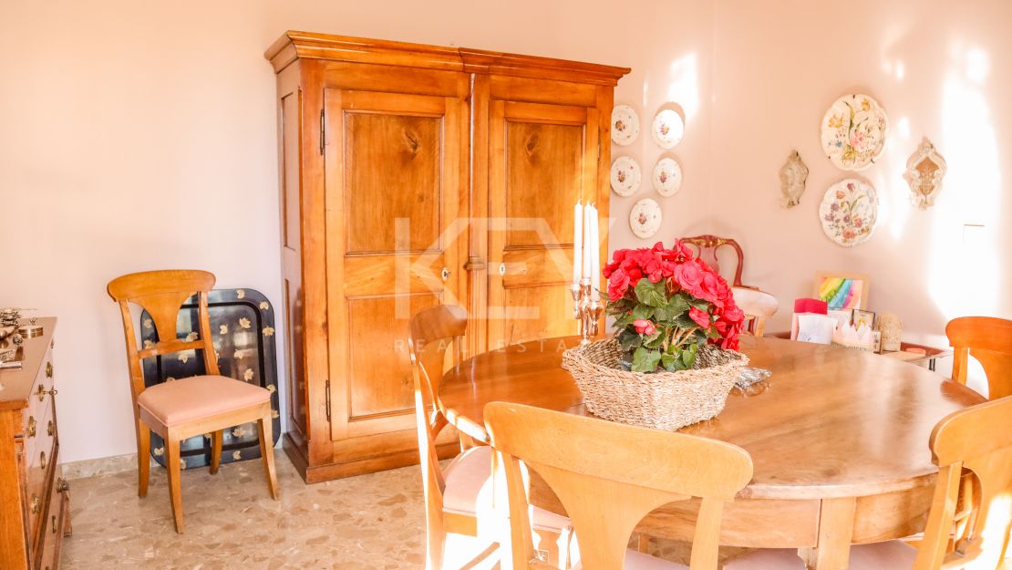 Elegante villa de 5 dormitorios con interiores espaciosos en Benahavís