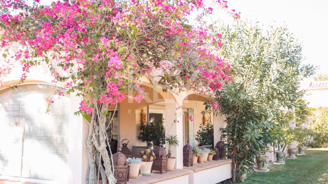 Elegante villa de 5 dormitorios con interiores espaciosos en Benahavís