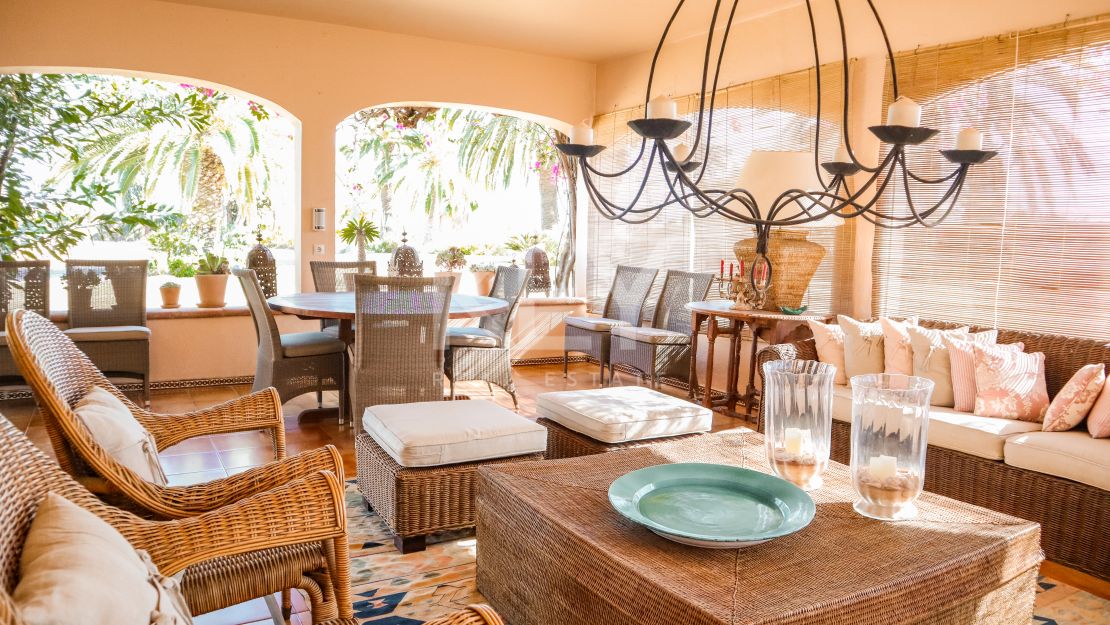 Elegante villa de 5 dormitorios con interiores espaciosos en Benahavís