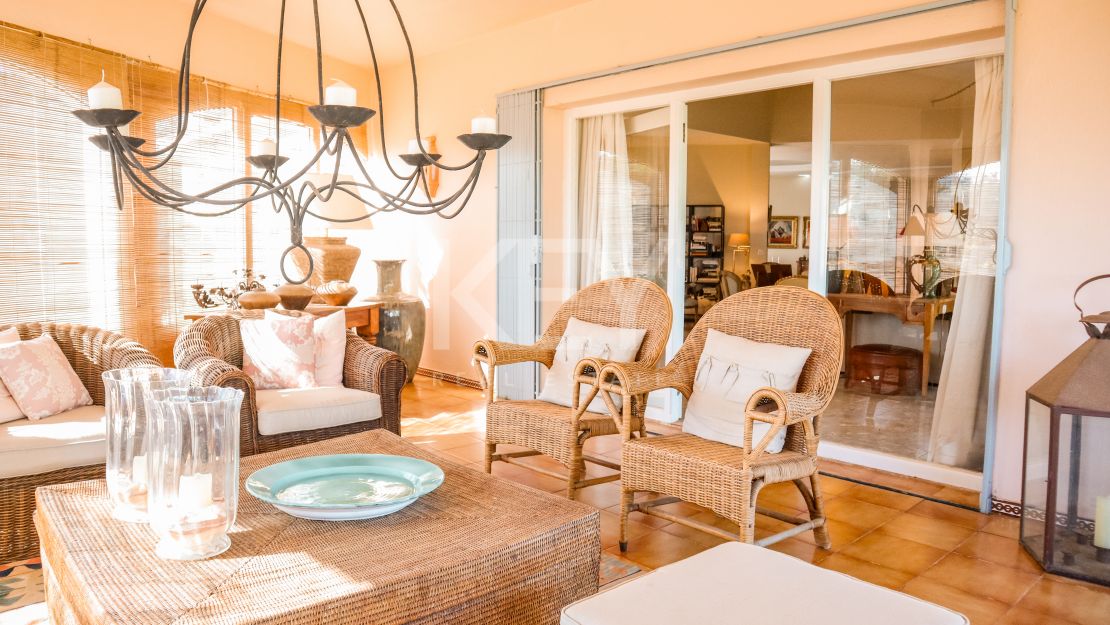 Elegante villa de 5 dormitorios con interiores espaciosos en Benahavís