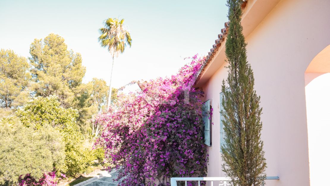 Elegante villa de 5 dormitorios con interiores espaciosos en Benahavís