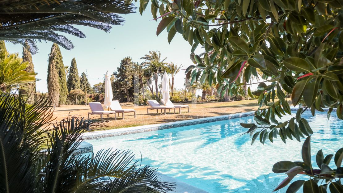 Elegante villa de 5 dormitorios con interiores espaciosos en Benahavís