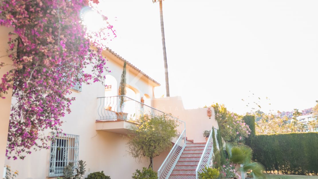 Elegante villa de 5 dormitorios con interiores espaciosos en Benahavís