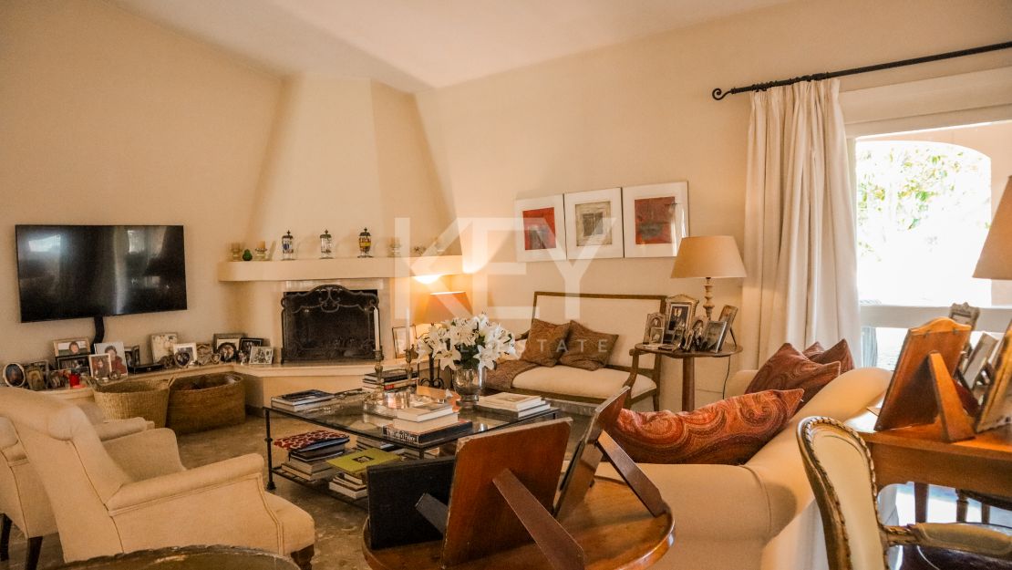 Elegante villa de 5 dormitorios con interiores espaciosos en Benahavís