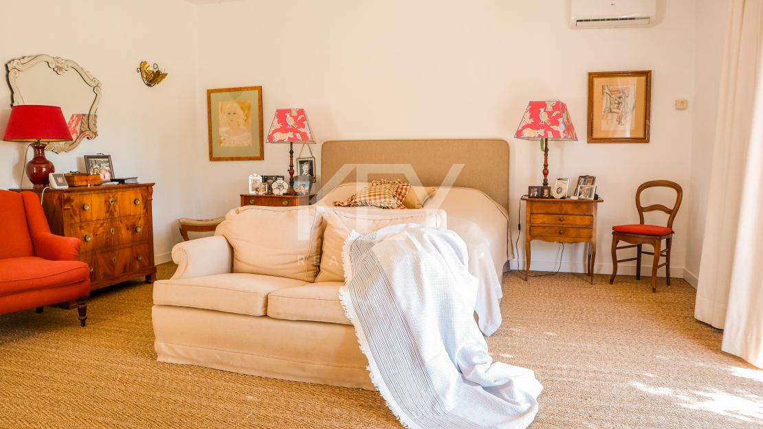 Elegante villa de 5 dormitorios con interiores espaciosos en Benahavís