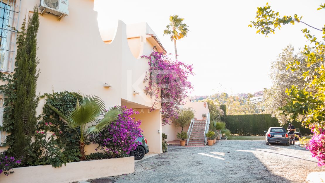 Elegante villa de 5 dormitorios con interiores espaciosos en Benahavís