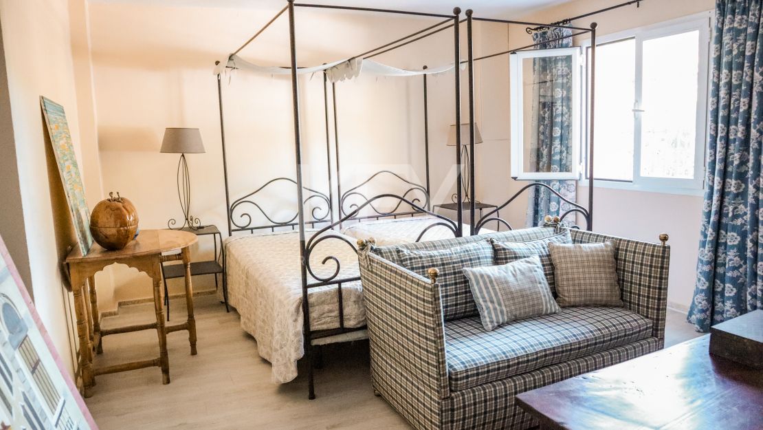 Elegante villa de 5 dormitorios con interiores espaciosos en Benahavís