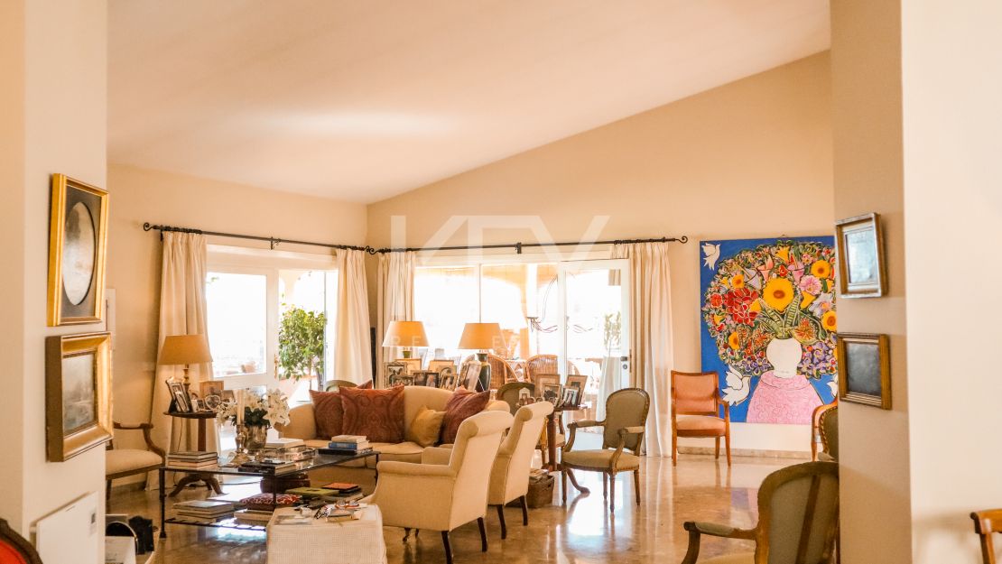 Elegante villa de 5 dormitorios con interiores espaciosos en Benahavís