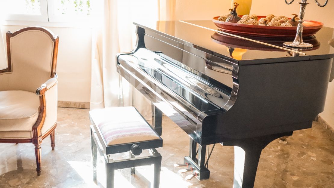 Elegante villa de 5 dormitorios con interiores espaciosos en Benahavís