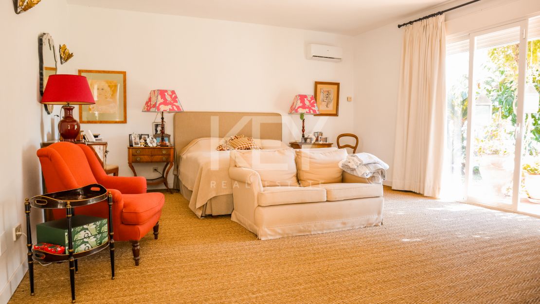 Elegante villa de 5 dormitorios con interiores espaciosos en Benahavís