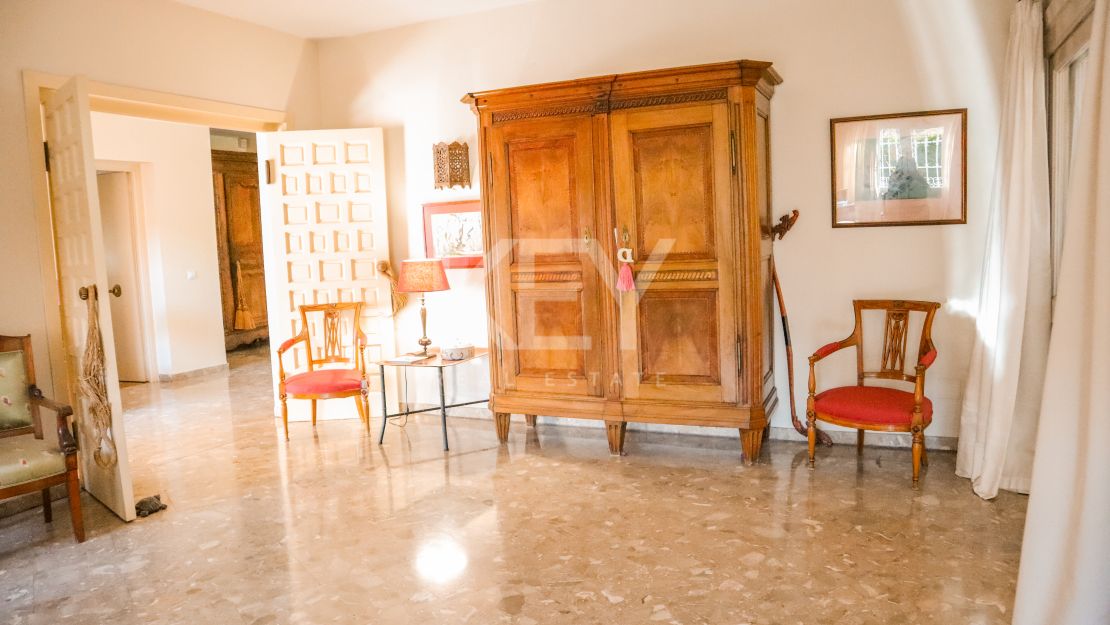 Elegante villa de 5 dormitorios con interiores espaciosos en Benahavís