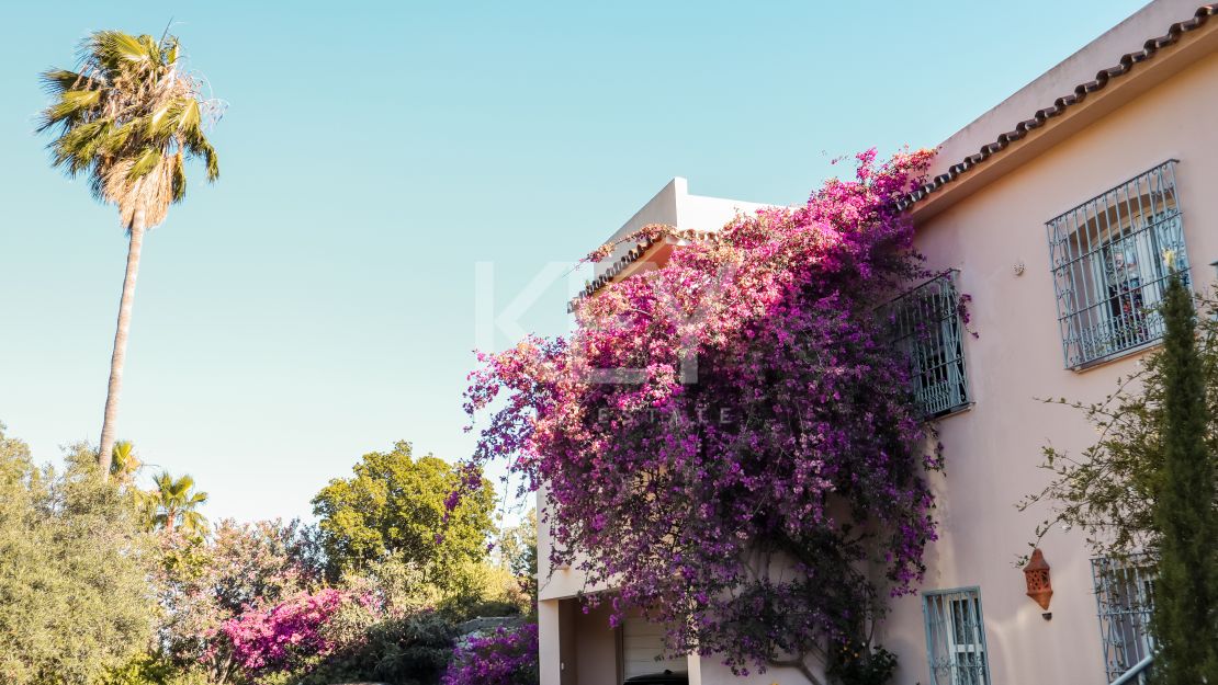 Elegante villa de 5 dormitorios con interiores espaciosos en Benahavís