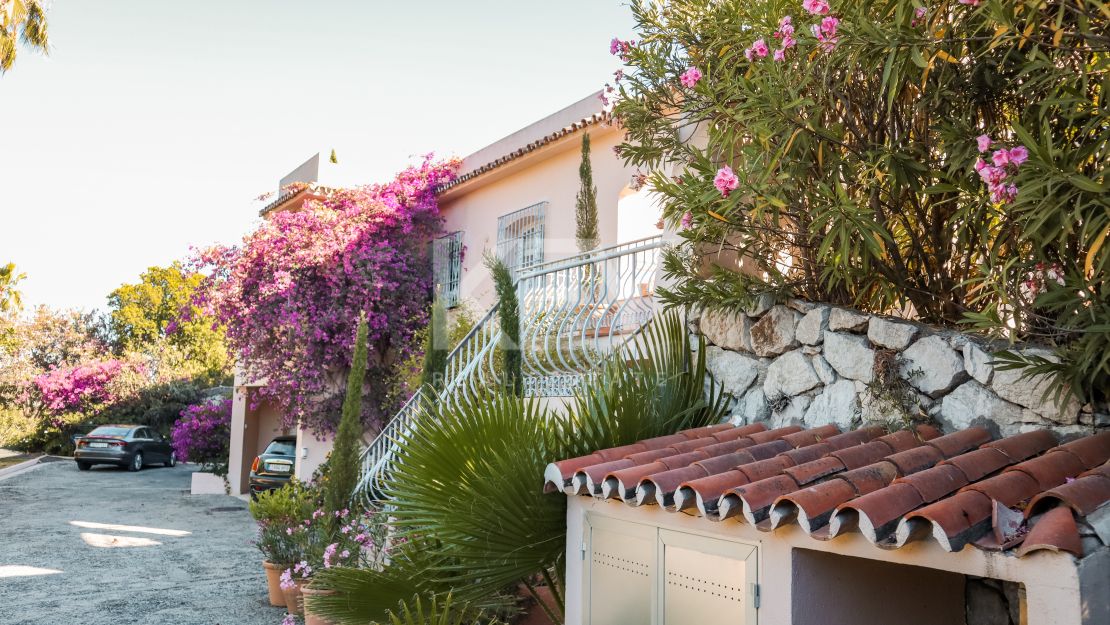 Elegante villa de 5 dormitorios con interiores espaciosos en Benahavís