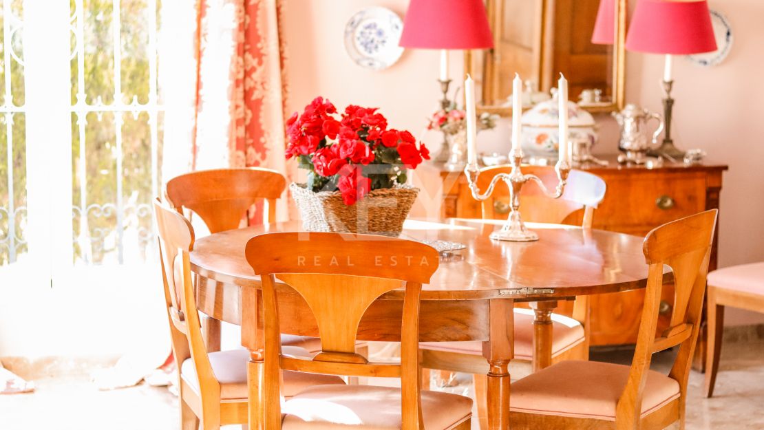 Elegante villa de 5 dormitorios con interiores espaciosos en Benahavís