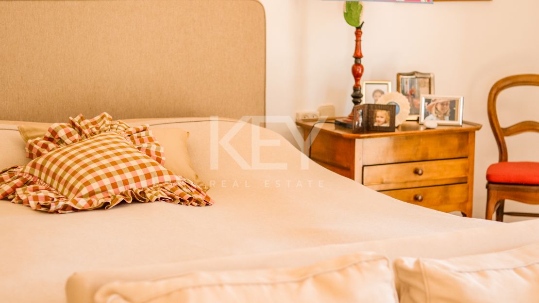 Elegante villa de 5 dormitorios con interiores espaciosos en Benahavís